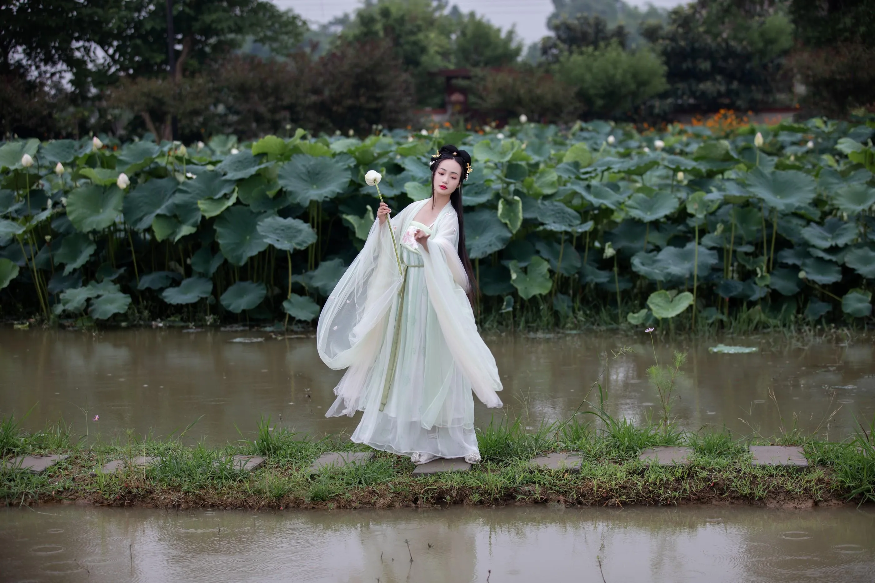 [YITUYU艺图语]2022.08.01 荷 凌子兮 [24P]插图1